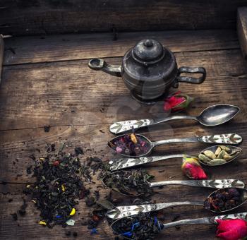 varieties of dry tea infuser scattered on wooden table