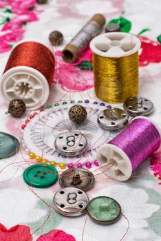 Set of accessories for sewing threads and buttons