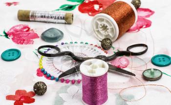 Set of accessories for sewing threads and buttons