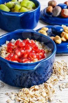 Porridge oats with pomegranate seeds and kiwi