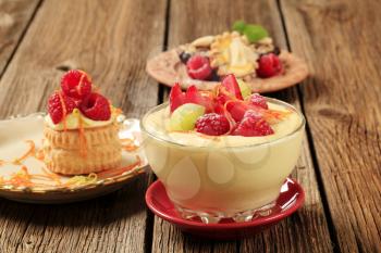Creamy pudding and puff pastry with fresh fruit 