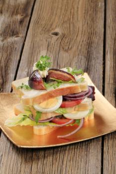 Vegetarian sandwich with boiled egg and vegetables