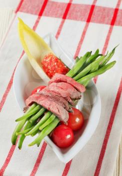 Strips of roast beef and fresh vegetables