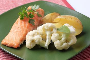 Oven-baked salmon fillet, potatoes and cauliflower