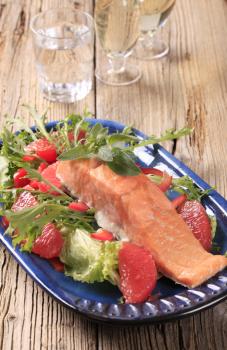 Salmon fillet on a bed of fresh salad 