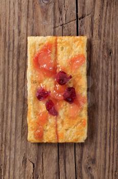 Crispbread and jam topped with dried cranberries