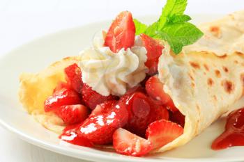 Crepe with fresh strawberries and cream