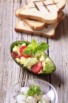 Avocado salad, pickled onions and toasted bread