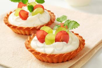 Small cream tarts topped with fresh grapes