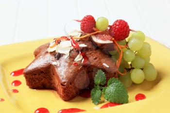 Gingerbread cake garnished with fresh fruit