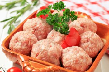 Balls of minced meat in ceramic dish