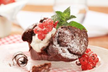 Chocolate muffin with sweet cream cheese and red currants