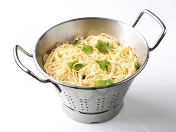 Cooked spaghetti in a colander