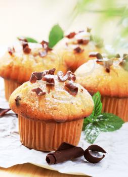Muffins sprinkled with sugar and chocolate shavings 