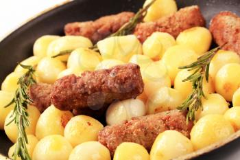 Pan-roasted minced meat kebabs and potatoes