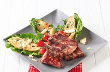 Smoked pork ribs with crispy bread and lettuce