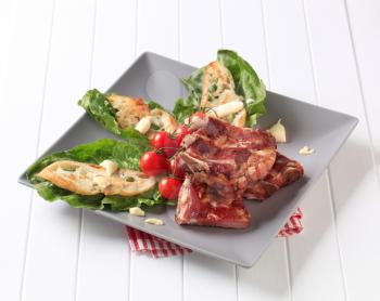 Smoked pork ribs with crispy bread and lettuce