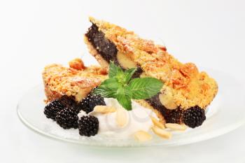 Slices of blackberry cake with crumb topping