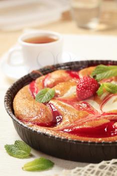 Sponge cake with cheese and strawberry sauce