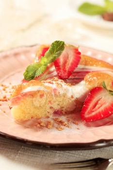 Sponge cake with cream cheese and strawberry sauce