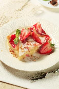 Sponge cake with cream cheese and strawberry sauce