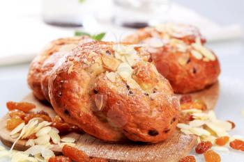 Sweet yeast bread with raisins and almonds