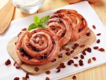 Pains aux raisins - Puff pastry swirls with raisins