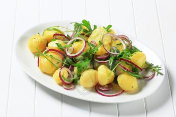 Potatoes with arugula and Spanish onion