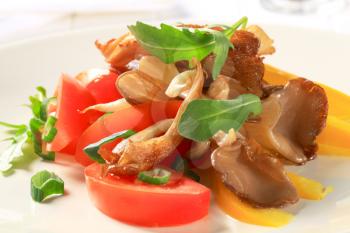 Sauteed oyster mushrooms with fresh pepper and tomato