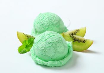 Scoops of light green ice cream and fresh kiwi
