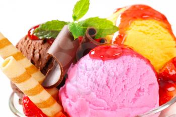 Ice cream sundae with strawberry sauce