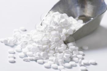 Artificial sweetener tablets in metal scoop