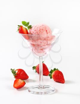 Ice cream with fresh strawberries in stemmed glass
