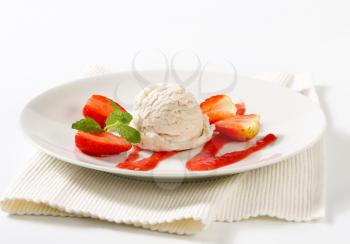 Scoop of ice cream with fresh strawberries