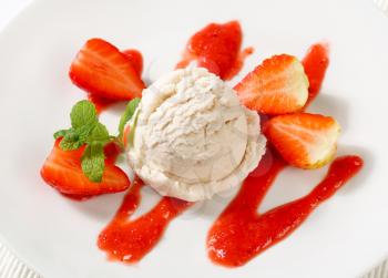 Scoop of ice cream with fresh strawberries