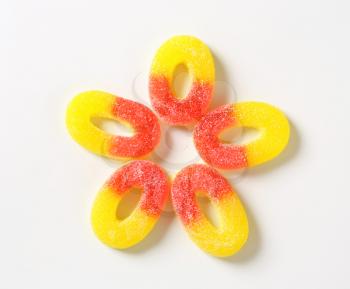 Ring-shaped gummies coated in sugar
