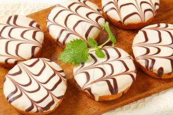 Mini cakes with white chocolate glaze