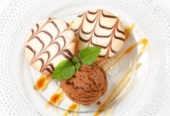Mini cakes with scoop of chocolate ice cream