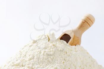 Pile of finely ground flour and wooden scoop