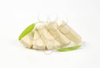 Slices of fresh bean curd (firm tofu)