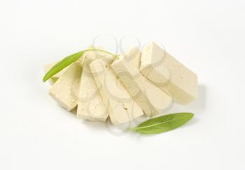 Slices of fresh bean curd (firm tofu)