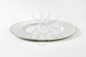 Charger plate with wide ribbed rim