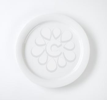 Round porcelain plate with narrow  rim