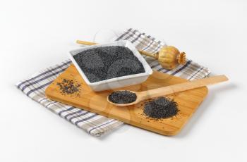 ripe poppy seeds - whole and ground on cutting board