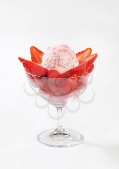 Ice cream with fresh strawberries in a coupe