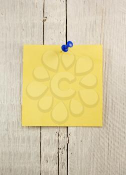 note paper on wooden background