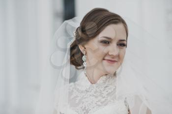 Portrait of a young bride about the white columns.