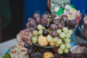 Grapes lies in a vase.