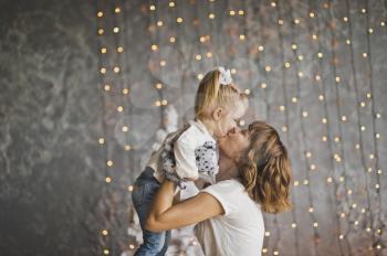 Mother throws daughter on the glittering lights.