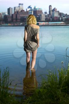 girl in the evening into the Hudson comes against the backdrop of Manhattan